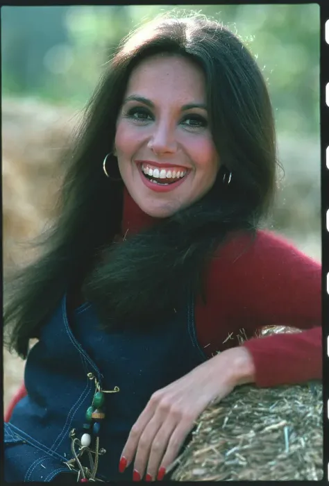 Framed Print : Marlo Thomas Posing Outdoors Framed Print : Marlo Thomas Posing Outdoors