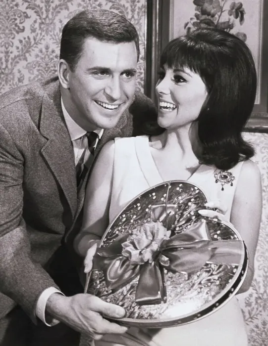 Framed Print : Marlo Thomas and Ted Bessell in That Girl Framed Print : Marlo Thomas and Ted Bessell in That Girl