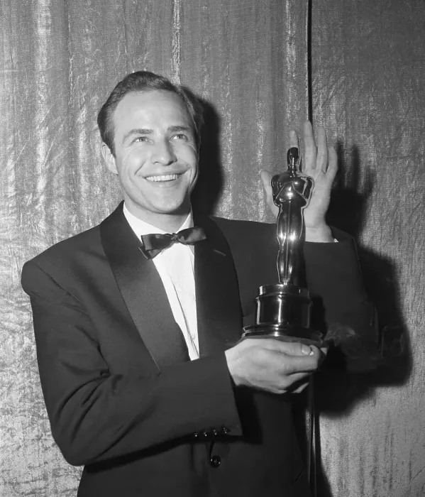 Framed Print : Marlon Brando with Oscar