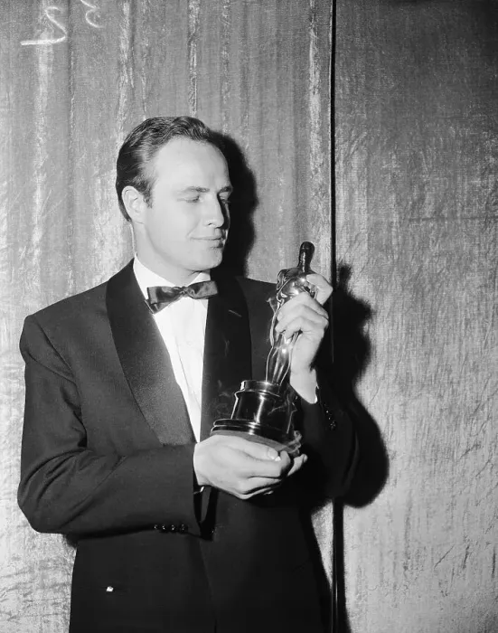 Framed Print : Marlon Brando With Oscar Award Framed Print : Marlon Brando With Oscar Award