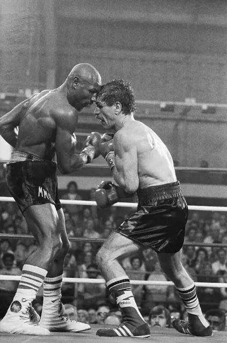 Framed Print : Marvin Hagler Punching Vito Antuofermo Framed Print : Marvin Hagler Punching Vito Antuofermo