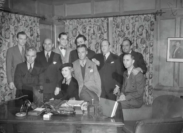 Framed Print : Mary Pickford and Douglas Fairbanks Posing with Colleagues Framed Print : Mary Pickford and Douglas Fairbanks Posing with Colleagues
