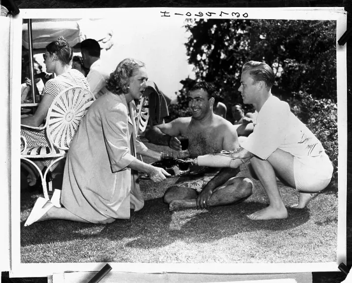 Framed Print : Mary Pickford Serves Drinks to Veterans