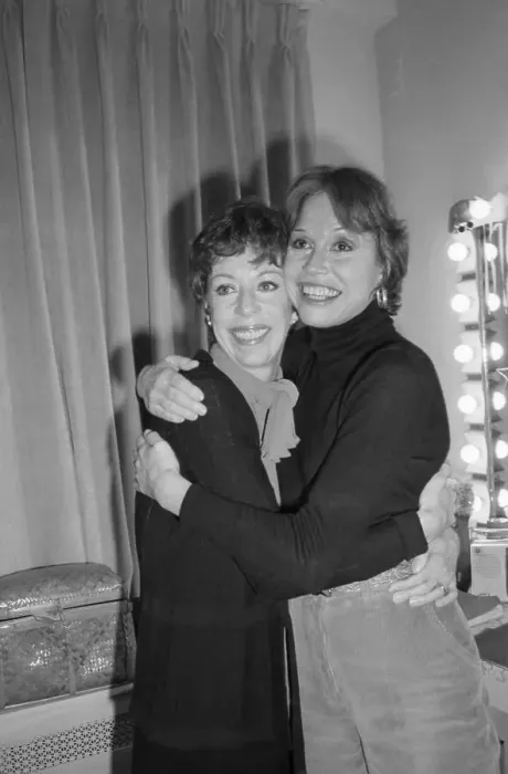 Framed Print : Mary Tyler Moore and Carol Burnett Framed Print : Mary Tyler Moore and Carol Burnett