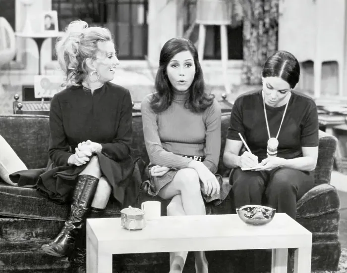 : Mary Tyler Moore and Cast on Set : Mary Tyler Moore and Cast on Set