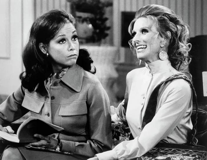 Framed Print : Mary Tyler Moore And Cloris Leachman on The Mary Tyler Moore Show
