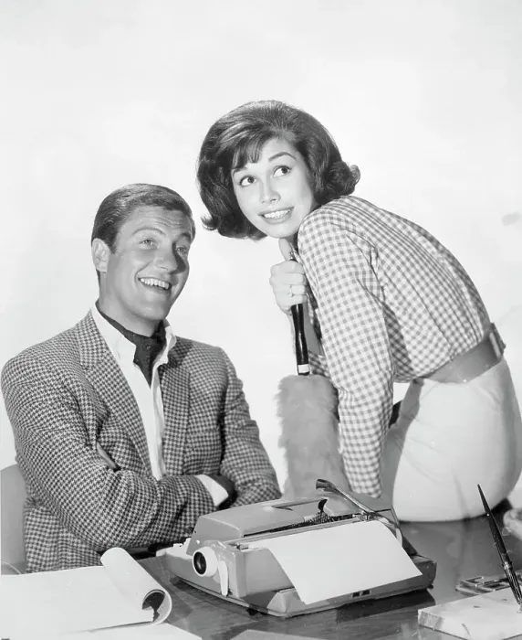 Framed Print : Mary Tyler Moore and Dick Van Dyke Framed Print : Mary Tyler Moore and Dick Van Dyke
