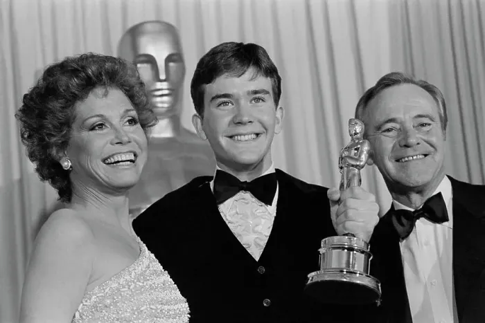 Framed Print : Mary Tyler Moore, Timothy Hutton and Jack Lemmon Framed Print : Mary Tyler Moore, Timothy Hutton and Jack Lemmon