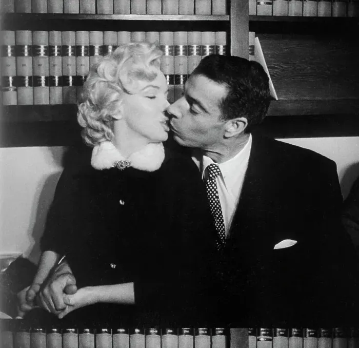 Framed Print : Marylin Monroe and Joe DiMaggio Kissing After Marriage Framed Print : Marylin Monroe and Joe DiMaggio Kissing After Marriage