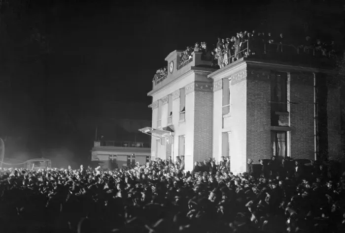 Framed Print : Massive Crowd Surrounding Charles Lindbergh Arrival in Paris Framed Print : Massive Crowd Surrounding Charles Lindbergh Arrival in Paris