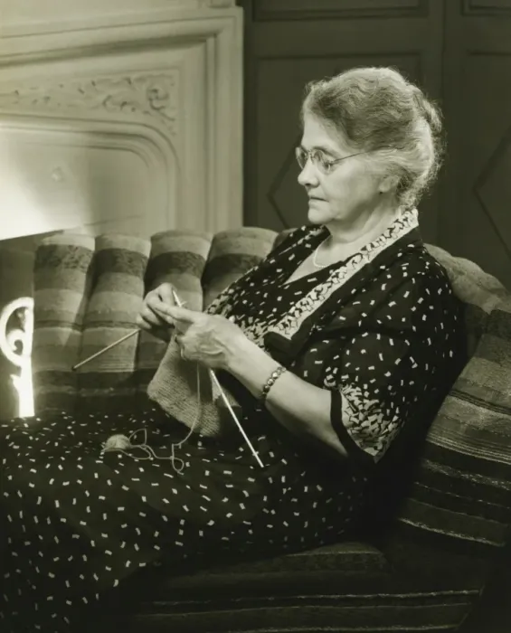 Framed Print : Mature woman knitting in living room, (B&W) Framed Print : Mature woman knitting in living room, (B&W)