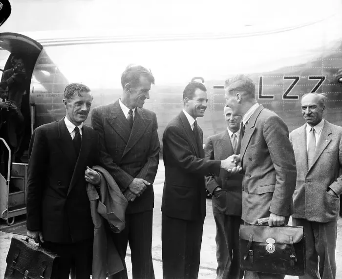 Framed Print : Maurice Herzog Greeting Edmund Hillary Framed Print : Maurice Herzog Greeting Edmund Hillary