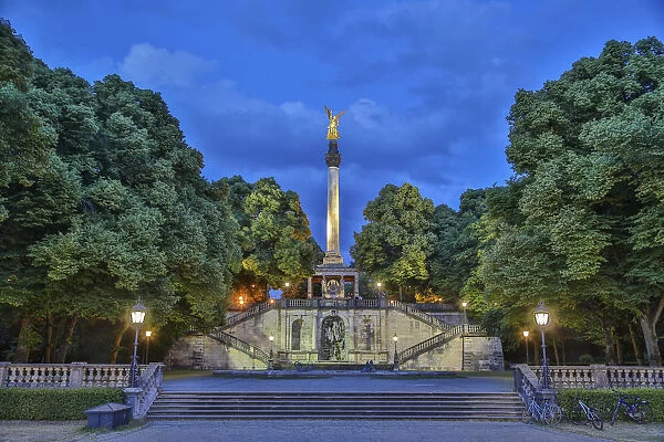 Maximilian Park with the Angel of Peace, dolphin fountain at the front, dusk, blue hour, Munich, Upper Bavaria, Bavaria, Germany