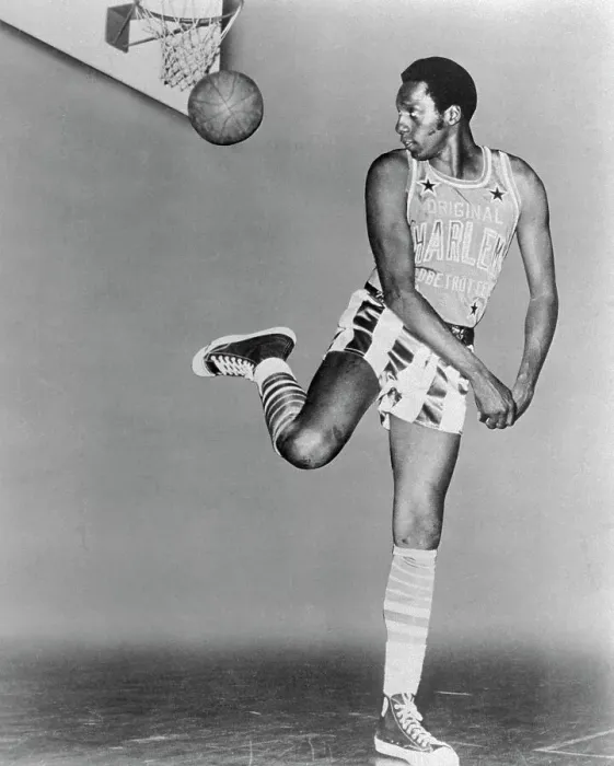 Framed Print : Meadowlark Lemon Throwing Basketball Backwards into Basket