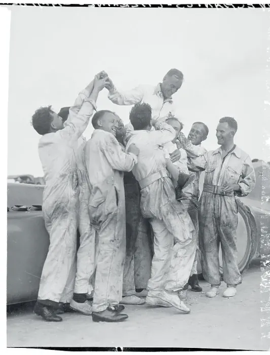 Framed Print : Mechanics Carrying Sir Malcolm Campbell on Shoulders
