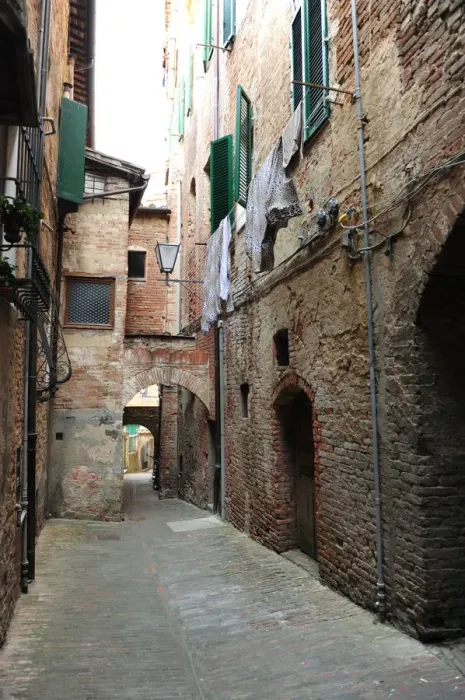 Framed Print : Medieval alley in Siena Framed Print : Medieval alley in Siena