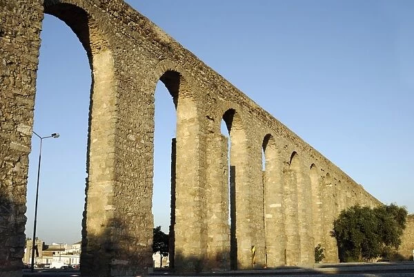 Medieval aqueduct, Evora, UNESCO World Heritage Site, Alentejo, Portugal, Europe