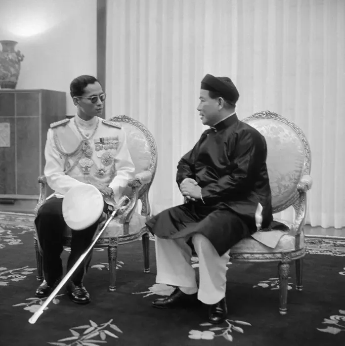 Framed Print : Meeting of Asian Leaders Framed Print : Meeting of Asian Leaders