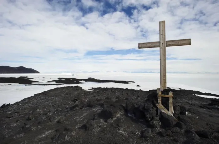 Framed Print : Memorial Cross, Cape Evans, Antarctica Framed Print : Memorial Cross, Cape Evans, Antarctica