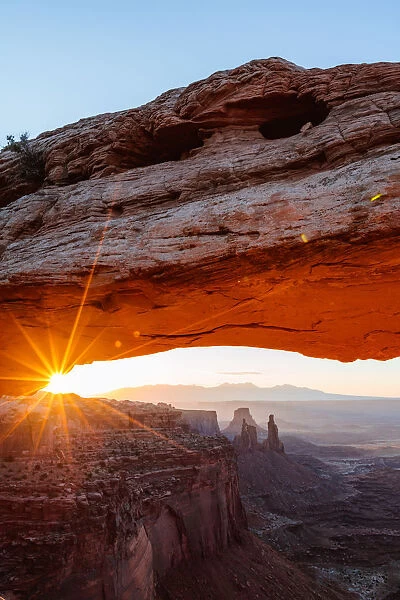 Mesa arch sunrise, Canyonlands national park, Utah, USA