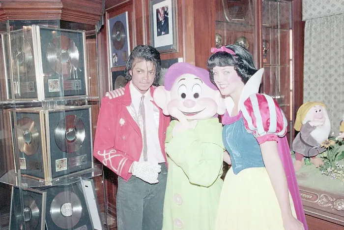Framed Print : Michael Jackson with Snow White and Dopey Framed Print : Michael Jackson with Snow White and Dopey