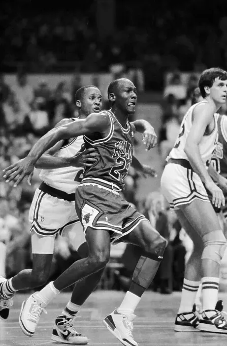 Framed Print : Michael Jordan Backing up Brian Shaw Framed Print : Michael Jordan Backing up Brian Shaw