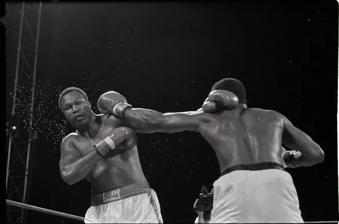 Framed Print : Michael Spinks Hits Larry Holmes In Ring Framed Print : Michael Spinks Hits Larry Holmes In Ring