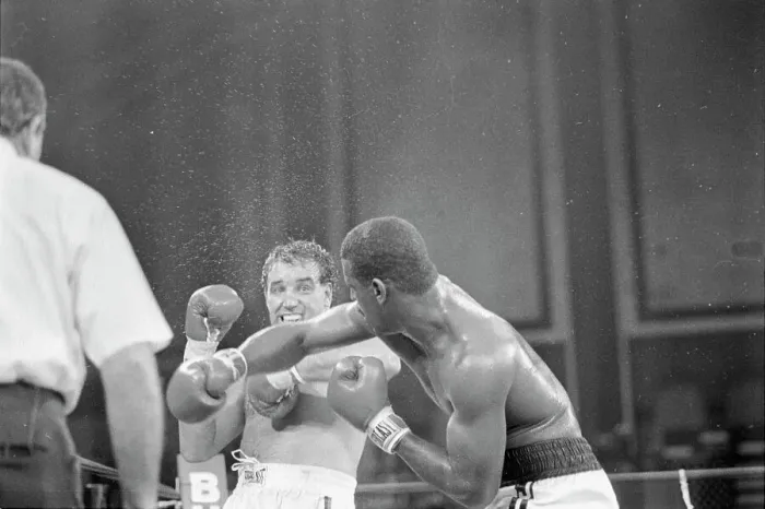Framed Print : Michael Spinks Punches Jerry Cooney Framed Print : Michael Spinks Punches Jerry Cooney