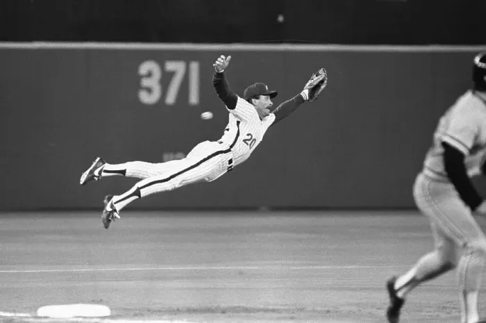 Framed Print : Mike Schmidt Diving For Catch & Missing