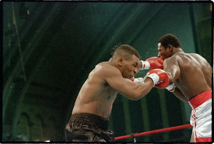 Framed Print : Mike Tyson snd Carl Williams Box, Sweat Flies Framed Print : Mike Tyson snd Carl Williams Box, Sweat Flies