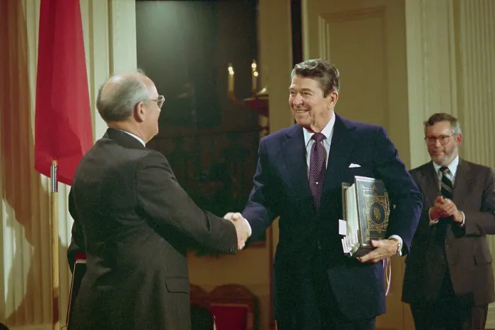Framed Print : Mikhail Gorbachev and President Reagan Shaking Hands Framed Print : Mikhail Gorbachev and President Reagan Shaking Hands