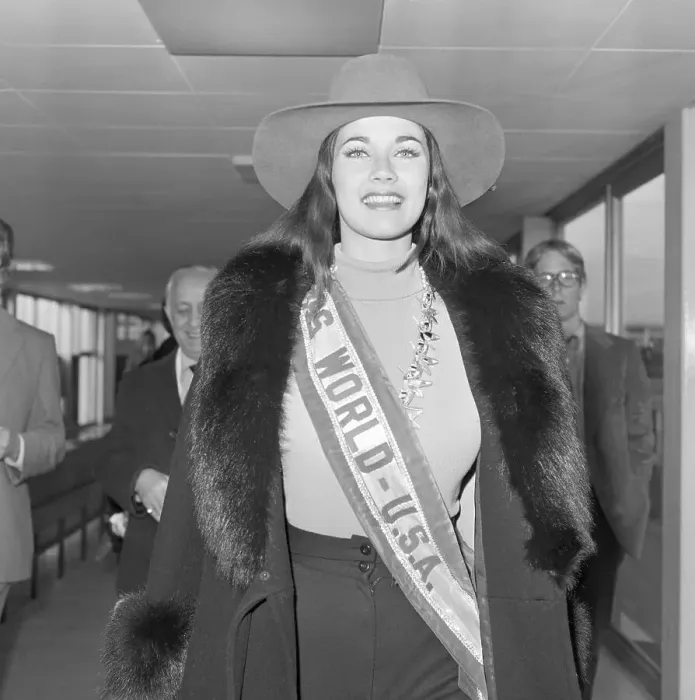 Framed Print : Miss Usa Lynda Carter At London Airport