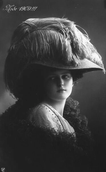 Mode 1909. 1909: The fashion for wide-brimmed picture hats with ostrich feather trimming,