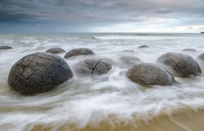Framed Print : Moeraki Boulders, geological feature, round rock balls, washed by the waves of the surf at high tide, Coastal Otago, Moeraki, South Island, New Zealand, Oceania Framed Print : Moeraki Boulders, geological feature, round rock balls, washed by the waves of the surf at high tide, Coastal Otago, Moeraki, South Island, New Zealand, Oceania