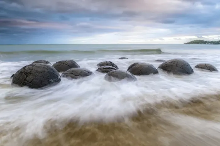 Framed Print : Moeraki Boulders, geological feature, round rock balls, washed by the waves of the surf at high tide, Coastal Otago, Moeraki, South Island, New Zealand, Oceania Framed Print : Moeraki Boulders, geological feature, round rock balls, washed by the waves of the surf at high tide, Coastal Otago, Moeraki, South Island, New Zealand, Oceania