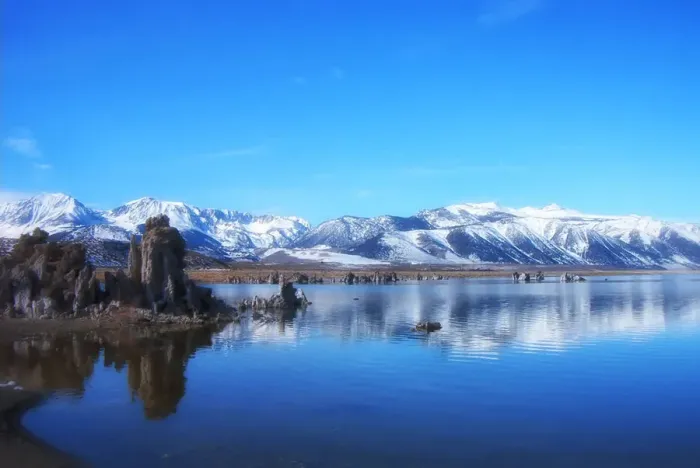 Framed Print : Mono lake. Clear sky over snow covering mountains with reflection on Mono lake in winter Framed Print : Mono lake. Clear sky over snow covering mountains with reflection on Mono lake in winter