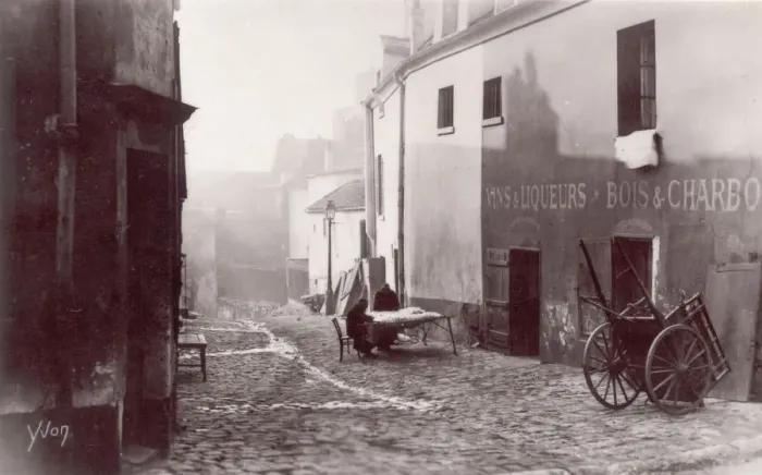 Framed Print : Montmartre Street Framed Print : Montmartre Street
