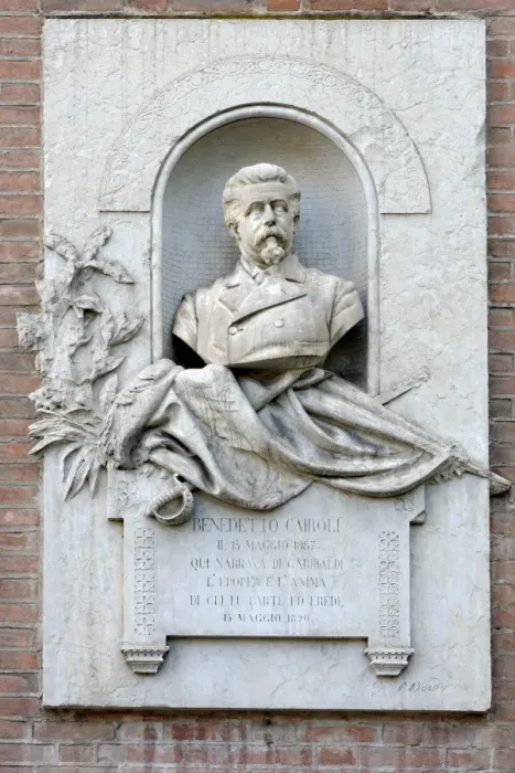 Framed Print : Monument to Benedetto Cairoli, freedom fighter Prime Minister, Piazza Indepenzia, Verona, Veneto, Italy Framed Print : Monument to Benedetto Cairoli, freedom fighter Prime Minister, Piazza Indepenzia, Verona, Veneto, Italy