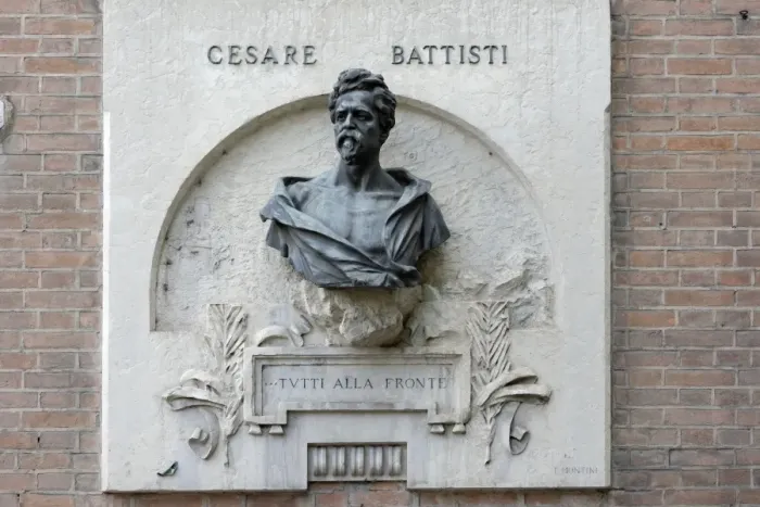 Framed Print : Monument to Cesare Battisti, politician, Piazza Indepenzia, Verona, Veneto, Italy Framed Print : Monument to Cesare Battisti, politician, Piazza Indepenzia, Verona, Veneto, Italy