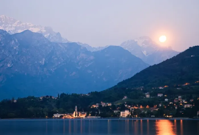 Framed Print : Moonrise over lake Como