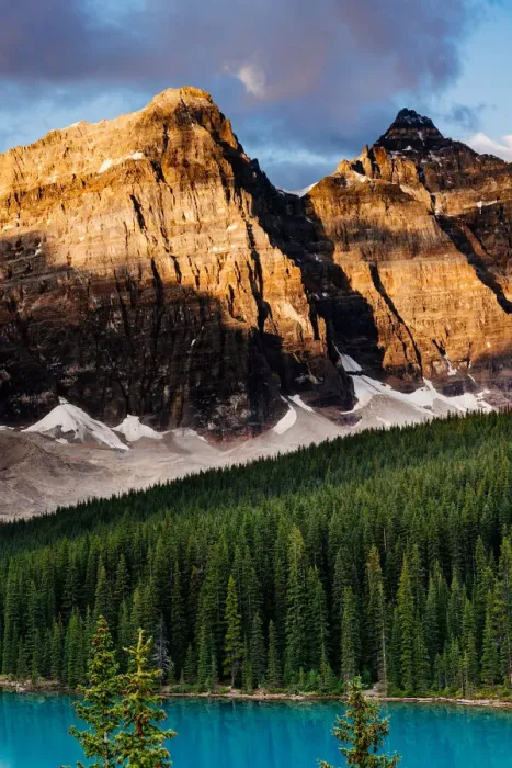 Framed Print : Moraine Lake, sunrise view. Canadian Rockies, Alberta, Canada. Zoom on peaks Framed Print : Moraine Lake, sunrise view. Canadian Rockies, Alberta, Canada. Zoom on peaks