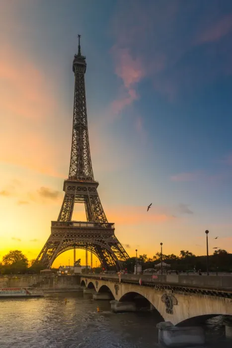 Framed Print : Morning view of Eiffel tower at Seine river Framed Print : Morning view of Eiffel tower at Seine river
