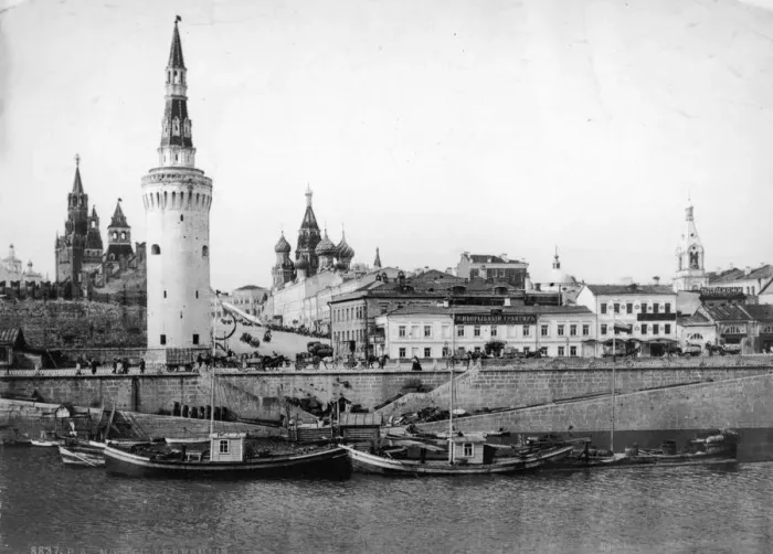 Framed Print : Moscow. The city of Moscow on the River Moskva, circa 1900 Framed Print : Moscow. The city of Moscow on the River Moskva, circa 1900