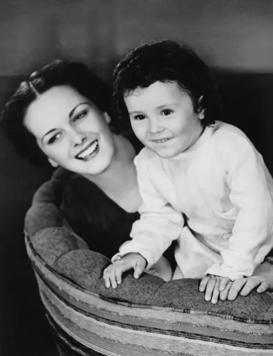 Framed Print : Mother on couch with daughter (4-5), (B&W) Framed Print : Mother on couch with daughter (4-5), (B&W)