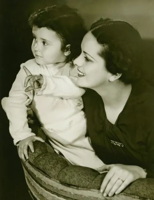 Framed Print : Mother on couch with daughter (4-5), (B&W)