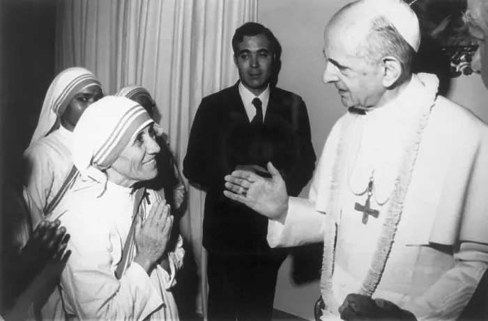 Framed Print : Mother Teresa Attending Rites with Pope Paul VI Framed Print : Mother Teresa Attending Rites with Pope Paul VI