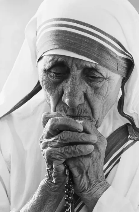 Framed Print : Mother Teresa Praying