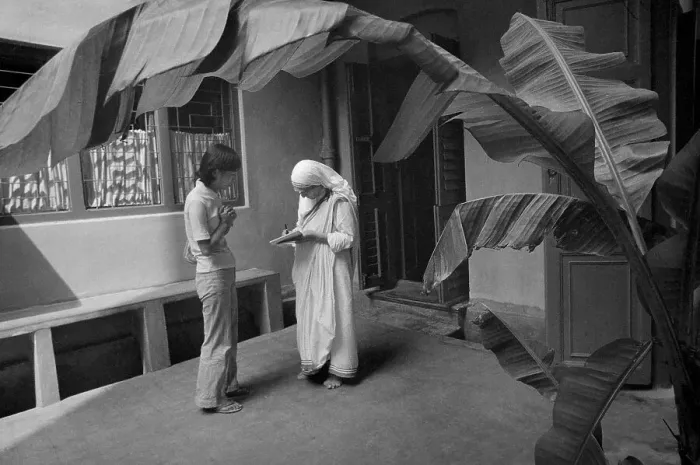 Framed Print : Mother Teresa Signing Autograph for Well Wisher Framed Print : Mother Teresa Signing Autograph for Well Wisher