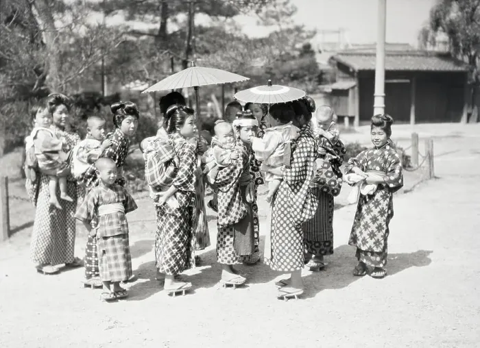 Framed Print : Mothers Carrying Young Children in Kyoto Framed Print : Mothers Carrying Young Children in Kyoto