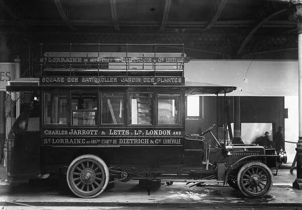 Motor Bus. 1906: A De Dietrich motor bus, 1906. (Photo by Hulton Archive / Getty Images)